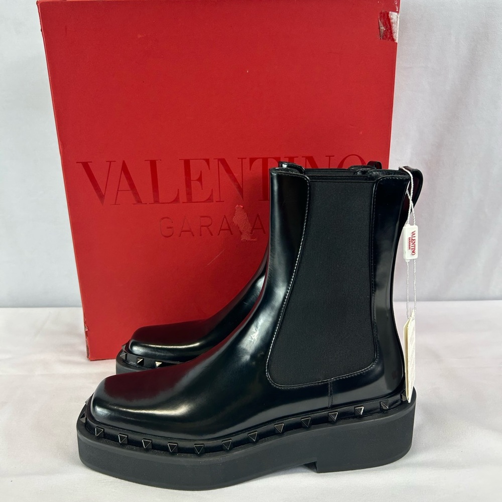 Valentino Garavani

M-Way Rockstud Beatle Boots In Calfskin